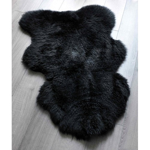 melna aitāda ar vidēji garu biezu vilnu