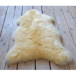 ar augu eļļām apstrādāta aitāda