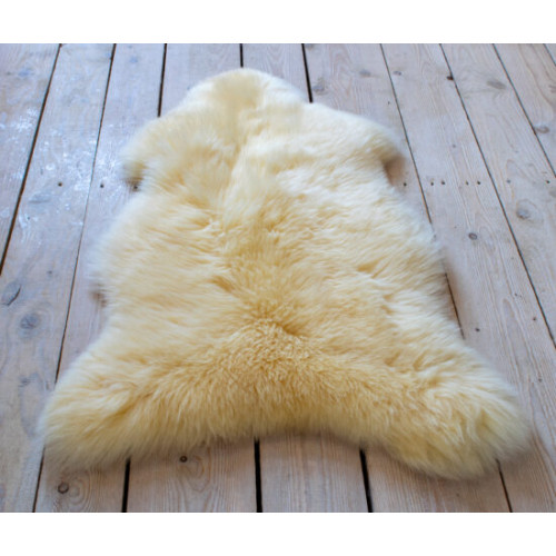 ar augu eļļām apstrādāta aitāda